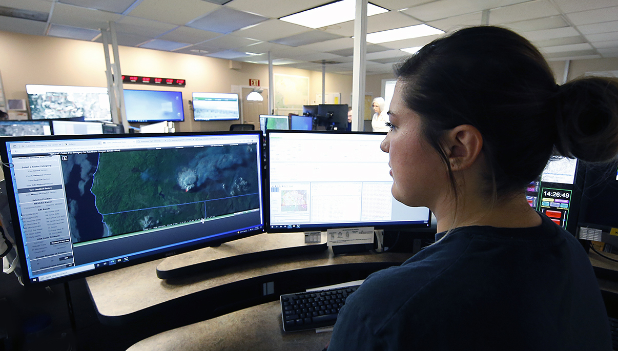 Dispatchers use a number of applications to document and share information about wildfires. Photo by Marc Sanchez, BLM